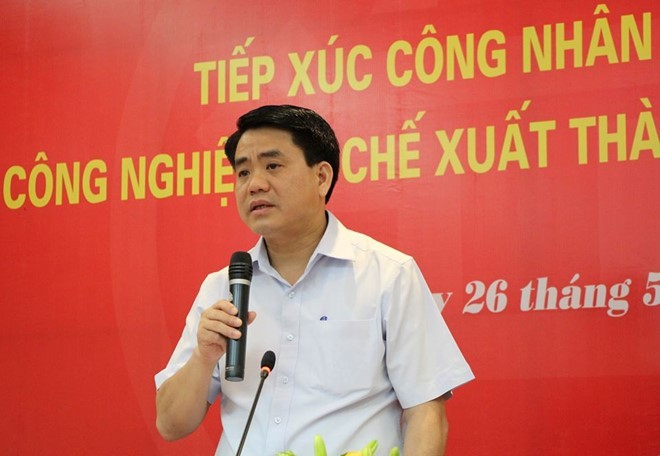 Chủ tịch UBND TP Nguyễn Đức Chung đối thoại với công nhân.