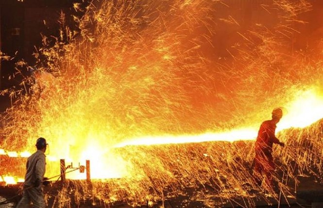 Công nhân tại một nhà máy thép Trung Quốc