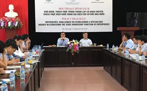 Thứ trưởng Bộ Kế hoạch và Đầu tư Đặng Huy Đông (bên trái, trên bàn chủ toạ) phát biểu tại buổi đối thoại.