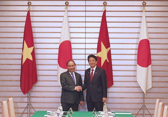 Thủ tướng Nguyễn Xuân Phúc bắt tay Thủ tướng Shinzo Abe