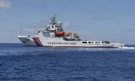 Một tàu bảo vệ bờ biển của Trung Quốc ở biển Đông. Ảnh: REUTERS
