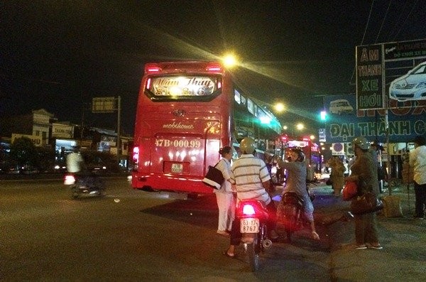 Xe khách chạy tuyến TP.HCM- Đắk Lắk lập bến “cóc” bắt khách trên tuyến đường quốc lộ 1 đoạn qua chân cầu vượt An Sương (quận 12)