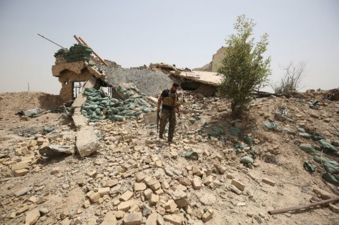 Một khu vực bị tàn phá tại làng al-Azraqiyah, tây bắc Fallujah - Ảnh: AFP