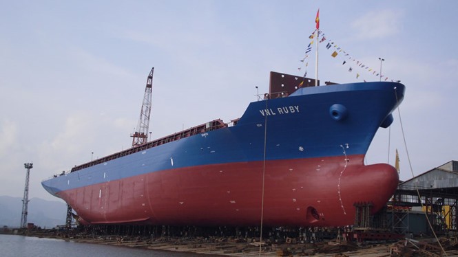 Tàu Vinalines Ruby được đóng mới năm 2012 cũng bị rao bán.