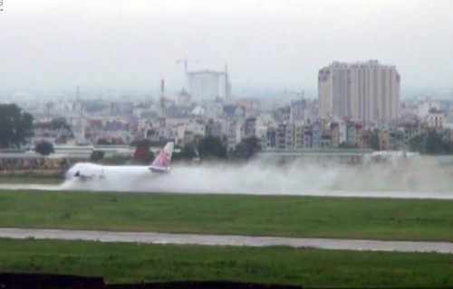 Ngập sân bay Tân Sơn Nhất hồi tháng 10 năm ngoái. Ảnh: Duy Trần