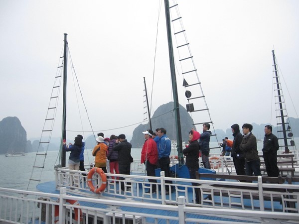 Lên boong dạo ngắm cảnh, chụp ảnh và hít thở không khí trong lành của biển là một trái nghiệm đặc biệt trên vịnh Hạ Long