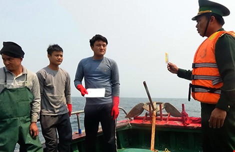 Các lực lượng chức năng Việt Nam cảnh báo một tàu cá Trung Quốc xâm phạm lãnh hải Việt Nam. Ảnh: ĐỨC TRÍ/TTO 