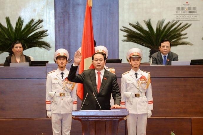 Chủ tịch nước Trần Đại Quang thực hiện nghi lễ tuyên thệ khi nhậm chức tại kỳ họp thứ 11 Quốc hội khoá XIII