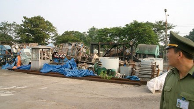Đống máy móc, thiết bị của các đơn vị thành viên Vinashin (nay là SBIC) vứt chồng chất, hư hỏng tại góc cảng Hải Phòng. Ảnh: Phạm Thanh
