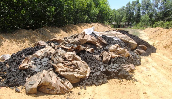 Cơ quan chức năng phát hiện khoảng 100 tấn chất thải của Formosa chôn lấp trái phép - Ảnh: CTV