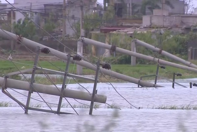 Nhiều cột điện ở Thái Bình gãy đổ sau bão số 1, nghi do chưa đủ tiêu chuẩn