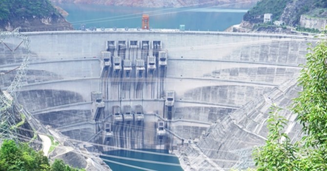 Đập thuỷ điện Tiểu Loan của Trung Quốc có tổng dung tích 15 tỷ m3. Ảnh: Việt Anh.