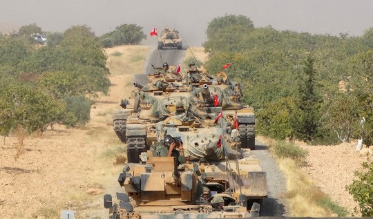 Xe tăng Thổ Nhĩ Kỳ tiến đến thị trấn Jarablus - Syria trong chiến dịch “Lá chắn Euphrates” hôm 24-8 Ảnh: Reuters