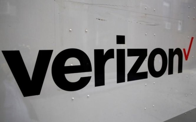 Logo của tập đoàn Verizon in bên sườn một chiếc xe tải tại thành phố New York, Mỹ - Ảnh: Reuters