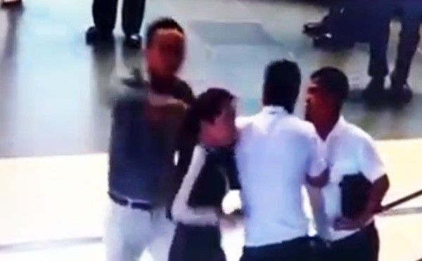 Bà Quỳnh Anh đang bị đánh tại sân bay. Hình cắt từ clip do camera an ninh ghi lại. 