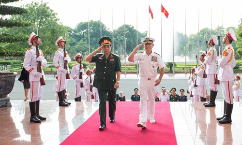 Đô đốc Harris và Trung tướng Phan Văn Giang, Tổng Tham mưu trưởng Quân đội Việt Nam. Ảnh: ĐSQ Mỹ tại Việt Nam