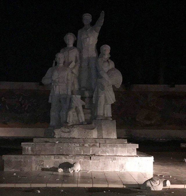 Hình ảnh bức tượng đài chiến thắng ở quảng trường Bắc Kạn bị gãy đổ. Ảnh: Dân trí