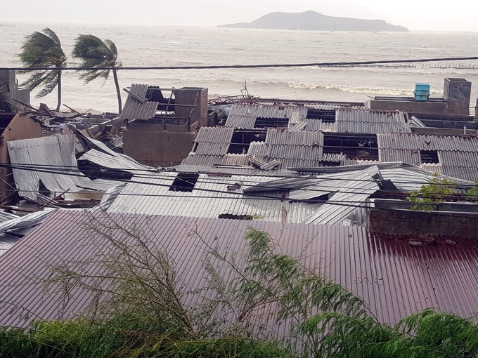 Hàng loạt căn nhà nằm bên vịnh Nha Trang bị tốc mái. Ảnh: Vnexpress