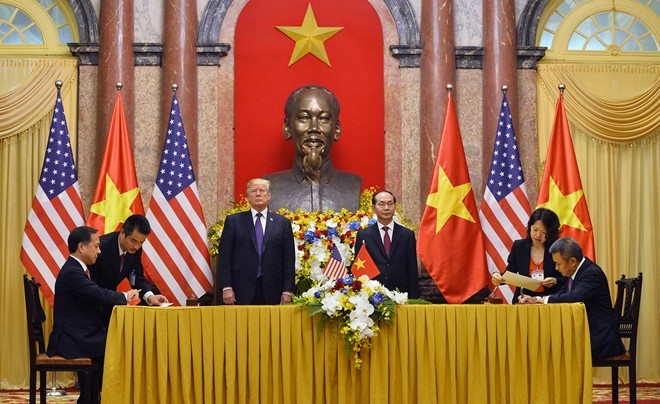  Tổng thống Mỹ Donald Trump và Chủ tịch nước Trần Đại Quang chứng kiến ký kết giữa các doanh nghiệp Việt Nam - Mỹ