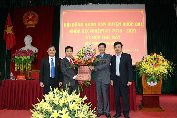 Các lãnh đạo Ban tổ chức Thành ủy, lãnh đạo huyện tặng hoa chúc mừng ông Phùng Văn Dũng - Chủ tịch HĐND huyện. Ảnh: Cổng TTĐT huyện Quốc Oai.