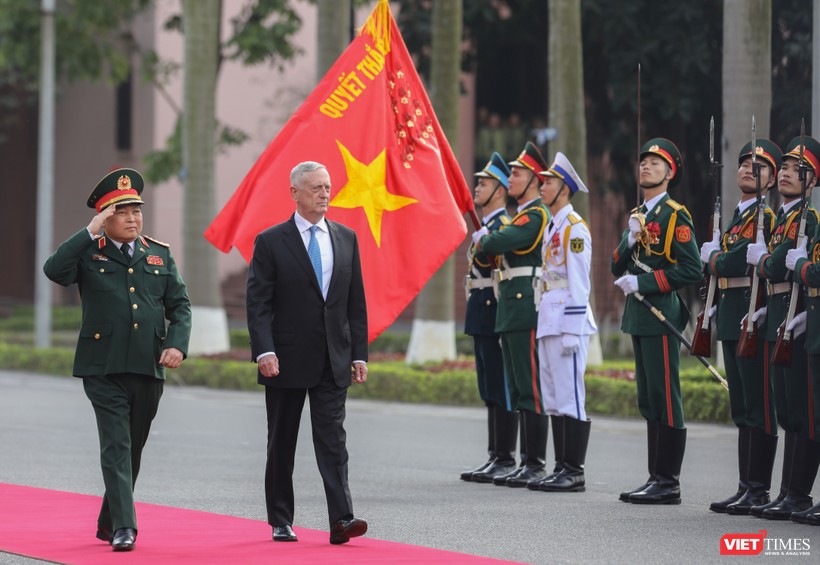 Bộ trưởng Quốc phòng Hợp chủng quốc Hoa Kỳ - ngài James Mattis - duyệt đội danh dự Quân đội nhân dân Việt Nam