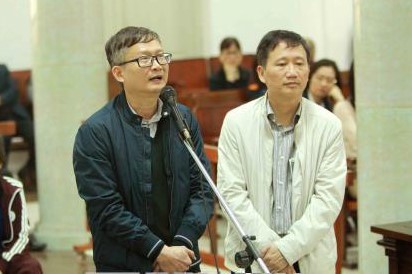 Ông Trịnh Xuân Thanh và ông Đinh Mạnh Thắng tại tòa. Ảnh: TTXVN
