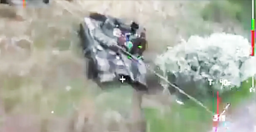 Ukraine đăng tải video UAV tự sát tấn công xe tăng Nga (Ảnh: The Drive)