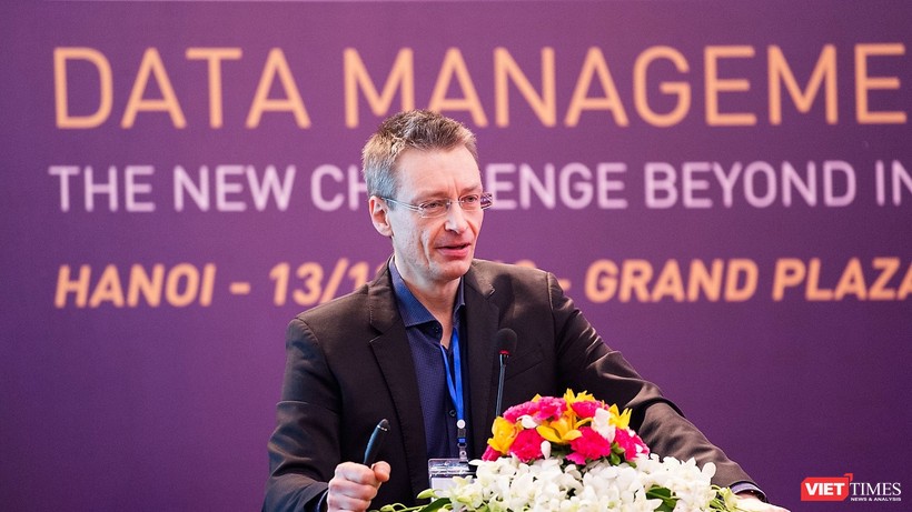 Đồng sáng lập kiêm Giám đốc vận hành Orchestra Networks, Pierre Bonnet phát biểu tại Hội thảo “Quản lý dữ liệu - Thách thức vượt tầm công nghiệp 4.0” ngày 13/12 tại Hà Nội