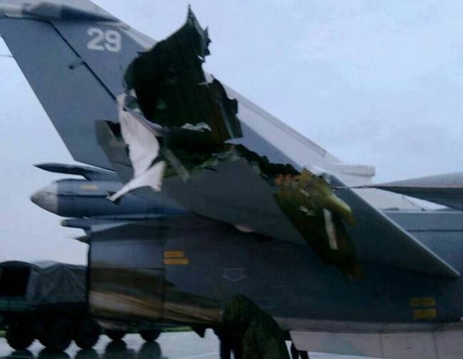 Máy bay cường kích Su-24 bị hư hỏng phần đuôi trong vụ tấn công căn cứ không quân Nga tại Syria