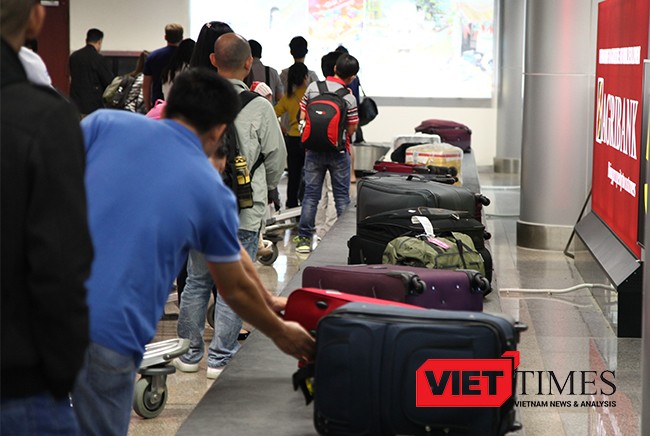 Chi Cục Hải quan Sân bay quốc tế Đà Nẵng vừa tiến hành xử lý kỷ luật, điều chuyển công tác đối với hai cán bộ hải quan có hành vi nhũng nhiễu, vòi vĩnh bị hành khách "tố" trên mạng xã hội