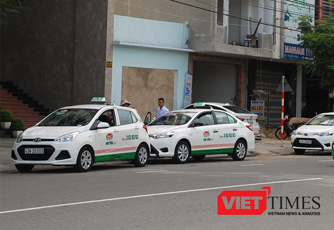 Trong khi các cán bộ liên quan đến việc cấp phép hoạt động cho hãng taxi Hải Vân bị kỷ luật thì Phó Chủ tịch UBND TP Đà Nẵng lại đề xuất cho hoạt động này