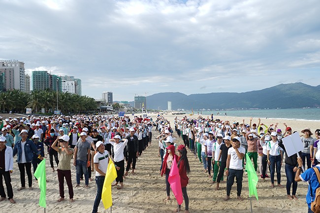 Sáng 26/8, hơn 1.000 sinh viên ĐH Đông Á đã tình nguyện tham gia làm tình nguyện viên bảo vệ voọc chà vá chân nâu và gửi thông điệp bảo vệ môi trường biển.