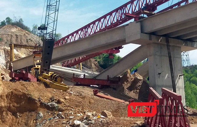 Hiện trường vụ đổ gãy đối với 3 dầm cầu trên đường cao tốc La Sơn-Túy Loan đoạn qua TP Đà Nẵng