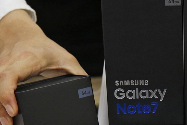 Một nhân viên Samsung tại Hàn Quốc đang sắp xếp lại ngay ngắn các hộp đựng Galaxy Note 7 thay thế