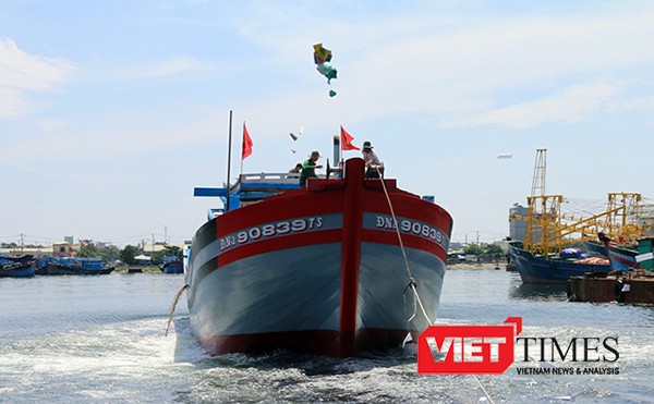 Tàu cá vỏ gỗ mang số hiệu ĐNa 90839TS với công suất gần 1.000CV vừa được ngư dân Đà Nẵng hạ thủy sáng ngày 2/10