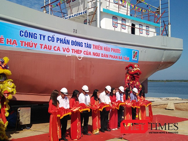 Sáng 24/10, tại cảng An Hòa (Quảng Nam), ngành chức năng Quảng Nam, Công ty CP Thiên Hậu Phước và ngư dân Phan Bá Tầm đã hạ thủy tàu cá vỏ thép QNa-91697TS.