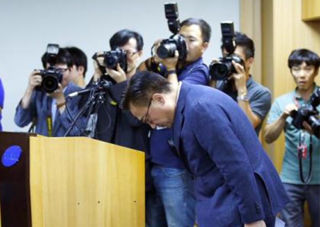 Koh Dong-jin, Giám đốc bộ phận di động xin lỗi công khai (ảnh internet)