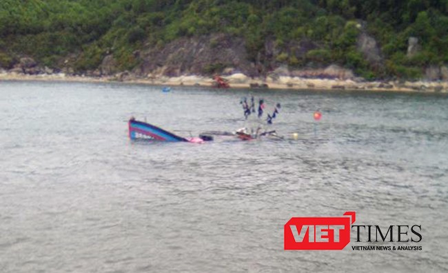 Quảng Ngãi nỗ lực tìm kiếm 4 ngư dân rơi xuống biển