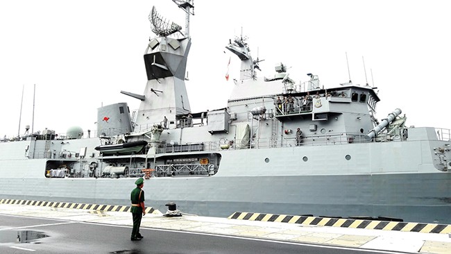 Tàu Hải quân Australia mang tên HMAS WARRAMUNGA do Đại tá Hải quân Dugald Clelland, thuộc lực lượng Hải quân Hoàng gia Australia chỉ huy, cùng 180 sỹ quan, thủy thủ đã chính thức cập Cảng quân sự Cam Ranh.