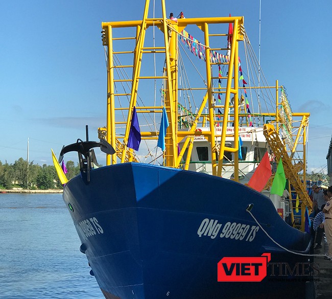 Sáng 22/12, Quỹ hỗ trợ ngư dân tỉnh Quảng Ngãi đã tiến trao tàu cá vỏ thép QNg 98959TS cho ngư dân từng bị Trung Quốc đâm chìm tàu ở Hoàng Sa.