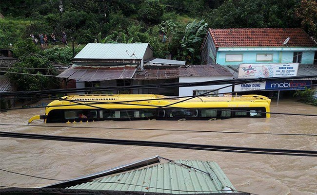 Mưa lũ kéo dài do ảnh hưởng của bão và không khí lạnh khiến 9 người dân của 2 tỉnh Quảng Ngãi và Bình Định bị thương vong, 260 hộ dân di dời khẩn cấp do mưa lũ
