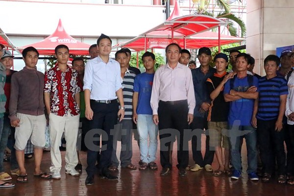 Ngày 6/12, Đại sứ quán Việt Nam tại Indonesia đã phối hợp với các cơ quan chức năng Indonesia tổ chức đưa các ngư dân Việt Nam bị bắt giữ trong thời gian về nước (ảnh Vietnam+)