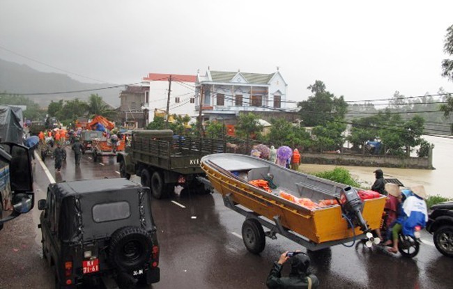 Văn phòng Chính phủ vừa có thông báo ý kiến kết luận của Phó Thủ tướng Trịnh Đình Dũng yêu cầu huy động nguồn lực khắc phục hậu quả mưa lũ ở khu vực miền Trung (Ảnh Nguyên Phúc)