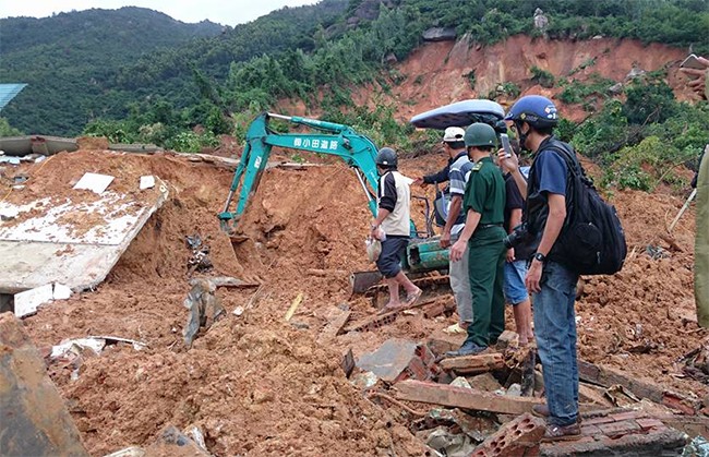 Lực lượng cứu hộ đang nổ lực cứu các nạn nhân bị mắc kẹt dưới đống đỗ nát trong vụ lở núi kinh hoàng ở hôn Phước Lộc, xã Phước Đồng, TP Nha Trang (ảnh: Mai Khuê-Dân Việt)