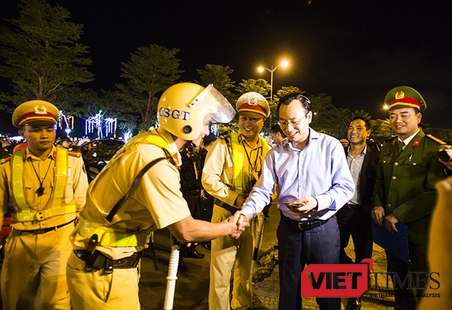 Bí thư Thành ủy Đà Nẵng đã đến thăm, động viên và lì xì cho lực lượng CSGT, CSTT làm việc tại điểm nút giao thông phía Tây cầu Rồng vào đêm 30 Tết Đinh Dậu