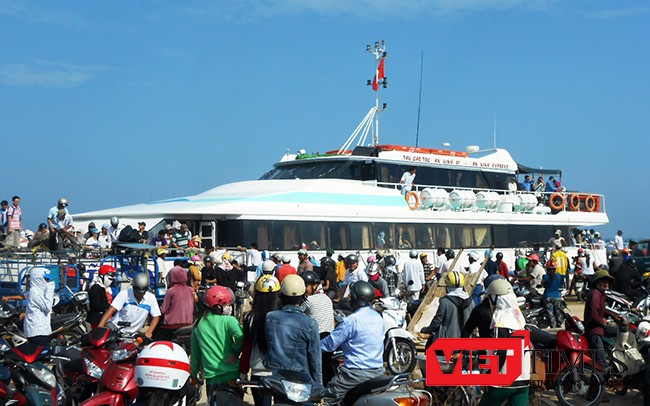 Chỉ trong 2 ngày, Mùng 3 và Mùng 4 Tết nguyên đán Đinh Dậu, đã có hơn 4 ngàn khách du lịch từ đất liền du xuân thăm quan đảo Lý Sơn.