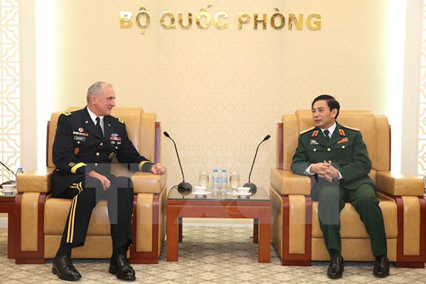 Trung tướng Phan Văn Giang, Tổng Tham mưu trưởng, Thứ trưởng Bộ Quốc phòng tiếp Đại tướng Robert Brown, Tư lệnh Lục quân Thái Bình Dương Hoa Kỳ. (Ảnh: Hồng Pha/TTXVN phát)