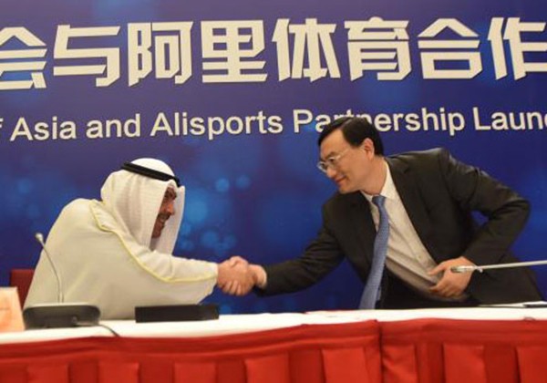 CEO của AliSports (công ty con của Alibaba), Zhang Dazhong bắt tay Chủ tịch Hội đồng Olympic châu Á Ahmad Fahad Al-Sabah trong buổi lễ ra mắt ngày 17/4.
