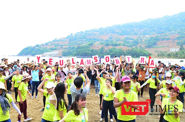 Hưởng ứng các hoạt động bảo vệ môi trường tại Sơn Trà, sáng 19/5, hơn 1.000 sinh viên ĐH Đông Á (Đà Nẵng) đã hành động kêu gọi “Không mang túi ni-lông đến Sơn Trà”.