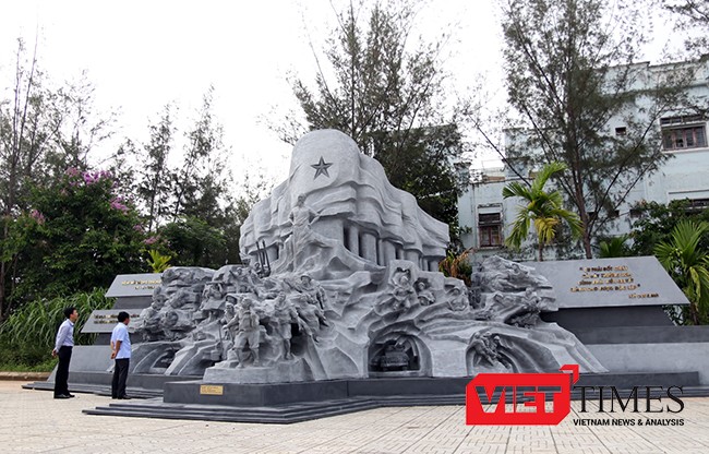 Tổ hợp điêu khắc “Huyền thoại Trường Sơn” gây ấn tượng mạnh mẽ đối với người xem.